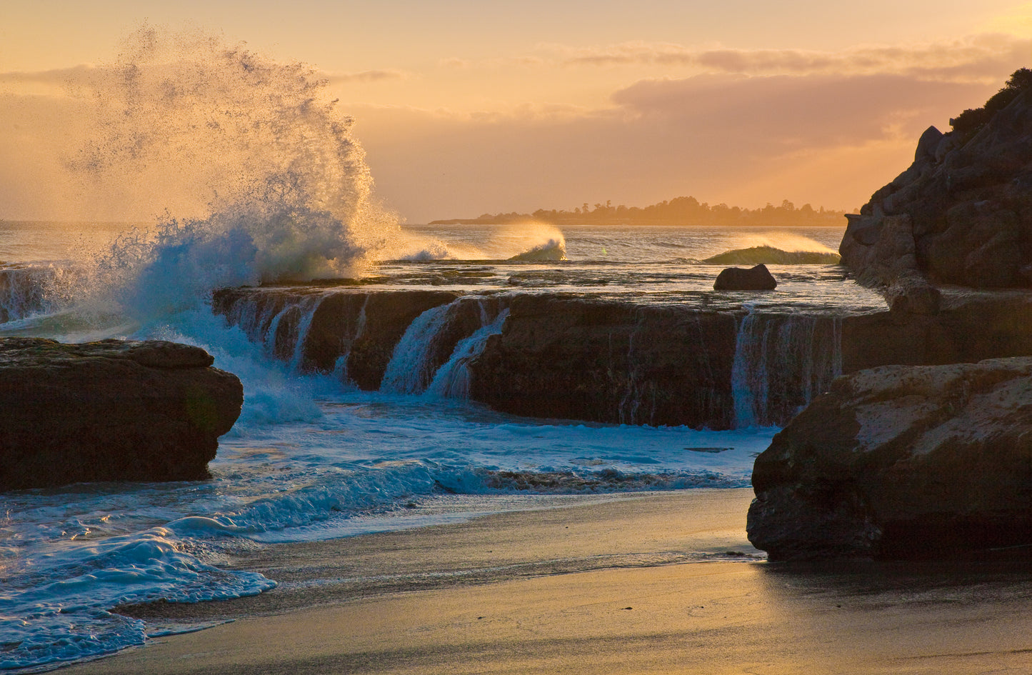 h Crashing waves onthe rocks near Capitola California
