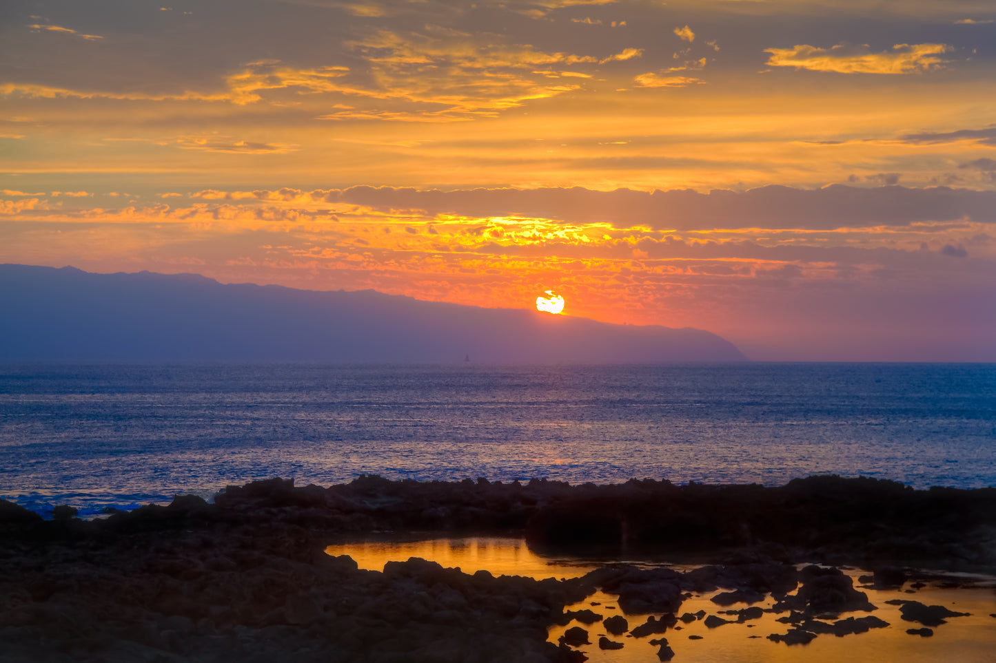 xd The golden reflections of Sharks Cove on the North Shore of Oahu Oahu