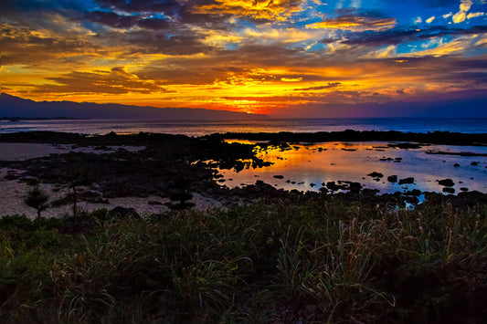LE Deep vibrant sunset over Waimea Bay on the North Shore, Oahu._MG_9160