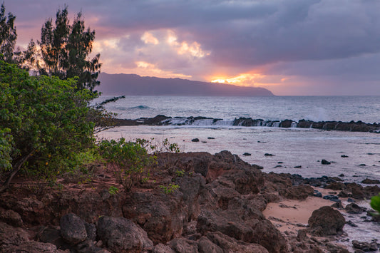 LE Purple and Pink Sunset over Waimea Bay on the North Shore, Oahu. _W3A0929